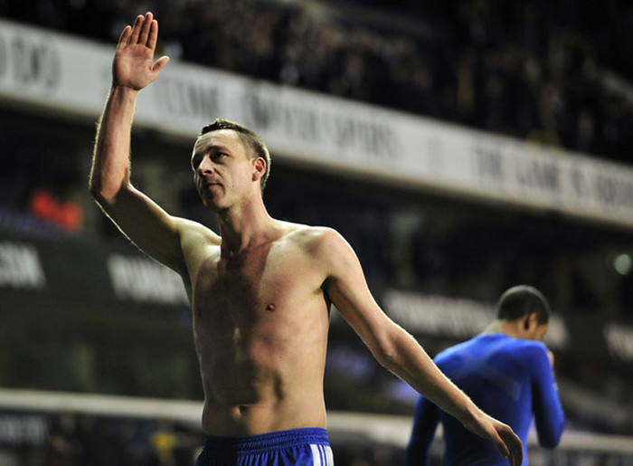 John Terry cảm ơn khán giả London sau tiếng còi mãn cuộc. Đây có thể là trận đấu cuối cùng của anh. John Terry cảm ơn khán giả London sau tiếng còi mãn cuộc. Đây có thể là trận đấu cuối cùng của anh.