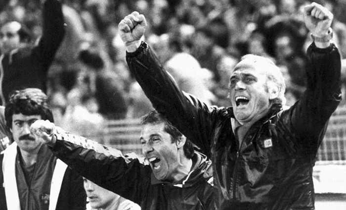 HLV trưởng người Đức Udo Lattek vui sướng không kể xiết khi Real đánh bại Barca với tỷ số 3-1 vào tháng 12/1981. Hãy xem vẻ mặt của thành viên BHL Barca ở bên trái.