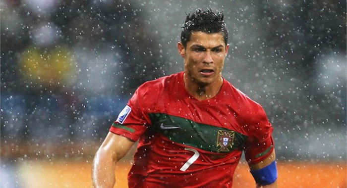 8. Tây Ban Nha 1-0 Bồ Đào Nha, vòng 1/16 World Cup 2010: Được coi là một trong những siêu sao hứa hẹn sẽ tỏa sáng ở Nam Phi, nhưng Ronaldo cũng phải chờ tới một khoảnh khắc hết sức buồn cười để có bàn thắng đầu tiên. TBN cũng chẳng khác gì Barcelona với lối đá tương tự, và Ronaldo cùng BĐN phải dừng bước bởi chiến thuật cực kỳ bảo thủ của Carlos Queiroz. 8. Tây Ban Nha 1-0 Bồ Đào Nha, vòng 1/16 World Cup 2010: Được coi là một trong những siêu sao hứa hẹn sẽ tỏa sáng ở Nam Phi, nhưng Ronaldo cũng phải chờ tới một khoảnh khắc hết sức buồn cười để có bàn thắng đầu tiên. TBN cũng chẳng khác gì Barcelona với lối đá tương tự, và Ronaldo cùng BĐN phải dừng bước bởi chiến thuật cực kỳ bảo thủ của Carlos Queiroz.