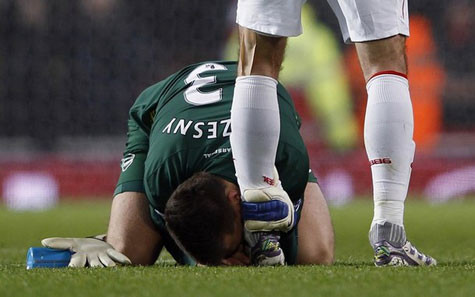 Hy vọng là sau trận gặp Man City, đích thân Arsene Wenger sẽ hôn giày Van Persie Hy vọng là sau trận gặp Man City, đích thân Arsene Wenger sẽ hôn giày Van Persie