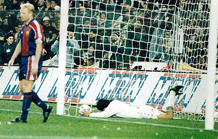 Mùa giải 1994-95, Ian Zamorano trở thành ngôi sao mới của Bernabeu khi lập một hat-trick. Trong bức ảnh này, Zamorano nằm ôm bóng ăn mừng trong lúc Ronald Koeman mặt đầy vẻ sầu thảm. Mùa giải 1994-95, Ian Zamorano trở thành ngôi sao mới của Bernabeu khi lập một hat-trick. Trong bức ảnh này, Zamorano nằm ôm bóng ăn mừng trong lúc Ronald Koeman mặt đầy vẻ sầu thảm.