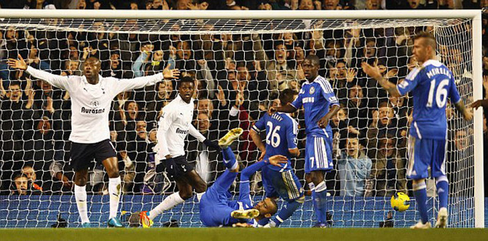 Đó không phải là lần duy nhất cầu thủ hai bên phàn nàn với trọng tài, khi có nhiều pha ngã trong vòng cấm xuất hiện Đó không phải là lần duy nhất cầu thủ hai bên phàn nàn với trọng tài, khi có nhiều pha ngã trong vòng cấm xuất hiện