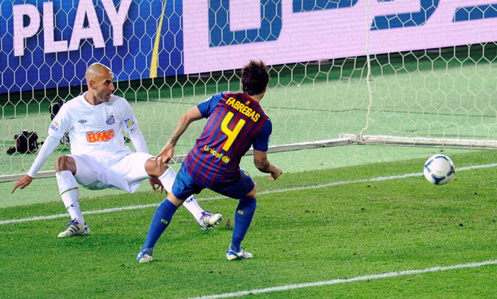 Bàn thắng dễ dàng của F4 sau cú đánh đầu bị cản phá của Thiago Bàn thắng dễ dàng của F4 sau cú đánh đầu bị cản phá của Thiago