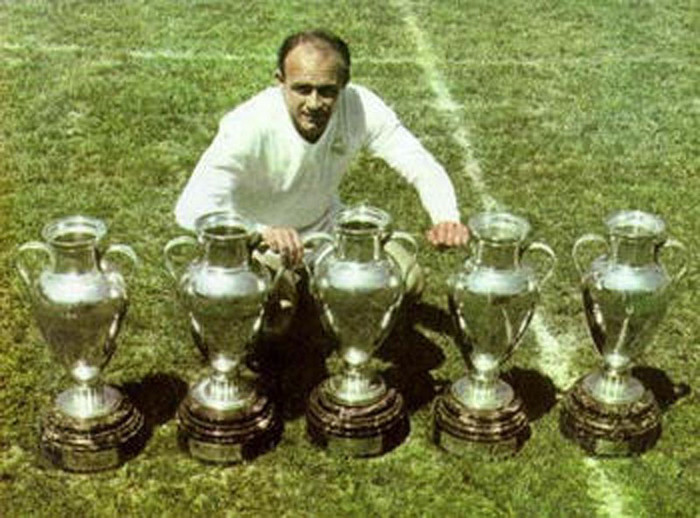Alfredo Di Stefano: Ghi ngay 4 bàn trong chiến thắng 5-0 ở trận El Clasico đầu tiên trong màu áo Real năm 1953. Stefano ngay lập tức trở thành biểu tượng của sân Bernabeu sau đó Alfredo Di Stefano: Ghi ngay 4 bàn trong chiến thắng 5-0 ở trận El Clasico đầu tiên trong màu áo Real năm 1953. Stefano ngay lập tức trở thành biểu tượng của sân Bernabeu sau đó
