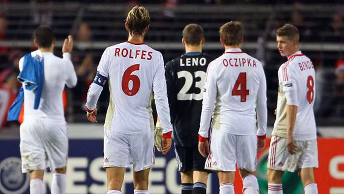 Các cầu thủ Leverkusen lê bước ra khỏi sân sau trận hòa 1-1 với Genk, khiến họ rơi xuống vị thứ thứ 2 bảng E sau Chelsea Các cầu thủ Leverkusen lê bước ra khỏi sân sau trận hòa 1-1 với Genk, khiến họ rơi xuống vị thứ thứ 2 bảng E sau Chelsea