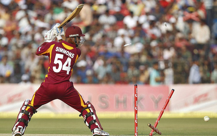 Lendl Simmons của đội West Indies thực hiện một cú đánh trượt trong trận đấu cricket quốc tế tại Cuttack, Ấn Độ