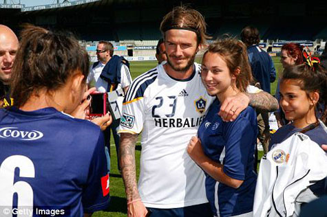 Becks vẫn là một cầu thủ hết sức ăn khách ở mọi nơi anh đặt chân tới Becks vẫn là một cầu thủ hết sức ăn khách ở mọi nơi anh đặt chân tới