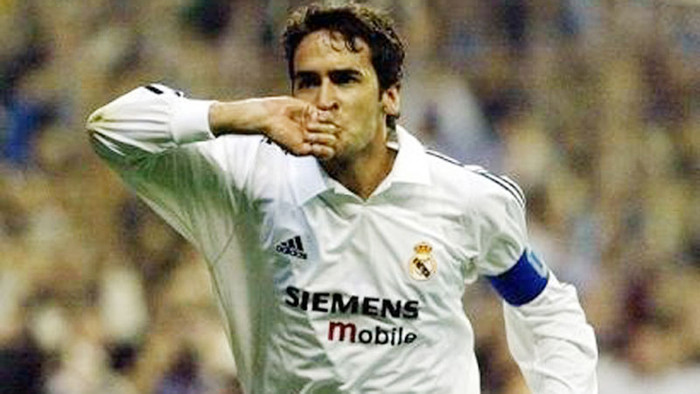 Raul (20/9/1998, Santiago Bernabeu, Real Madrid 2-2 Barcelona; 14/10/1999, Camp Nou, Barcelona 2-2 Real Madrid; 4/3/2001, Santiago Bernabeu, Real Madrid 2-2 Barcelona): Chúa nhẫn chính là cầu thủ để lại dấu ấn đậm nét nhất trong lịch sử Clasico. Tiền đạo này đã có tới 3 cú đúp vào lưới Barca vào tháng 9/1998, tháng 10/1999 và tháng 3/2001, một điều đặc biệt là tất cả những trận đấu đó đều kết thúc với tý số hòa. Raul (20/9/1998, Santiago Bernabeu, Real Madrid 2-2 Barcelona; 14/10/1999, Camp Nou, Barcelona 2-2 Real Madrid; 4/3/2001, Santiago Bernabeu, Real Madrid 2-2 Barcelona): Chúa nhẫn chính là cầu thủ để lại dấu ấn đậm nét nhất trong lịch sử Clasico. Tiền đạo này đã có tới 3 cú đúp vào lưới Barca vào tháng 9/1998, tháng 10/1999 và tháng 3/2001, một điều đặc biệt là tất cả những trận đấu đó đều kết thúc với tý số hòa.