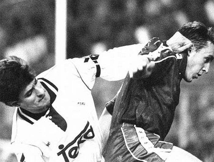 Michael Laudrup (7/1/1995, Santiago Bernabeu, Real Madrid 5-0 Barcelona): Huyền thoại người Đan Mạch là một trong số rất ít cầu thủ từng chơi cho cả Real và Barcelona mà lại được CĐV hai đội đều yêu quý. Trong mùa giải 1993/94, Laudrup đã ghi bàn giúp đội bóng xứ Catalan đánh bại đại kình địch của mình nhưng chỉ 1 năm sau đó tiền đạo này lại đưa Real đến với chiến thắng. Michael Laudrup (7/1/1995, Santiago Bernabeu, Real Madrid 5-0 Barcelona): Huyền thoại người Đan Mạch là một trong số rất ít cầu thủ từng chơi cho cả Real và Barcelona mà lại được CĐV hai đội đều yêu quý. Trong mùa giải 1993/94, Laudrup đã ghi bàn giúp đội bóng xứ Catalan đánh bại đại kình địch của mình nhưng chỉ 1 năm sau đó tiền đạo này lại đưa Real đến với chiến thắng.