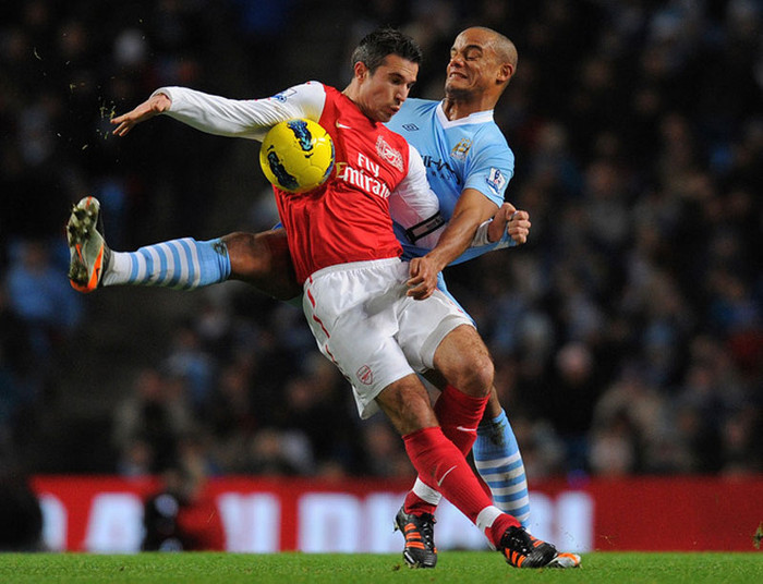 Van Persie thì cũng được sự chăm sóc nhiệt tình, đặc biệt từ Kompany Van Persie thì cũng được sự chăm sóc nhiệt tình, đặc biệt từ Kompany