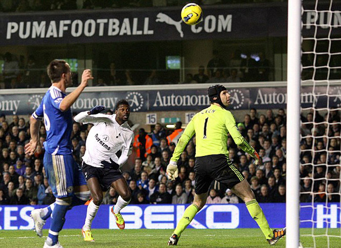 Adebayor rơi vào thế việt vị trong lần thứ hai đưa được bóng vào lưới đội khách Adebayor rơi vào thế việt vị trong lần thứ hai đưa được bóng vào lưới đội khách