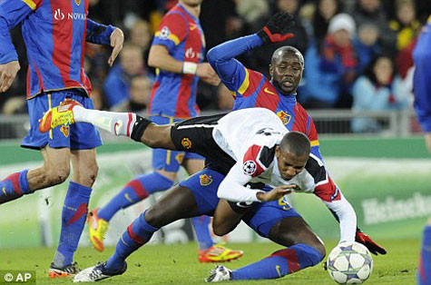 Ashley Young (áo trắng) nâng con số bệnh nhân mà MU đang có lên 9 người Ashley Young (áo trắng) nâng con số bệnh nhân mà MU đang có lên 9 người