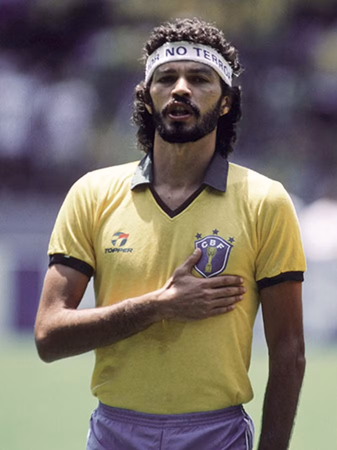 Sócrates đeo băng đầu với thông điệp chính trị: “nói không với khủng bố” trong lúc hát quốc ca tại World Cup 1986 ở Mexico Sócrates đeo băng đầu với thông điệp chính trị: “nói không với khủng bố” trong lúc hát quốc ca tại World Cup 1986 ở Mexico