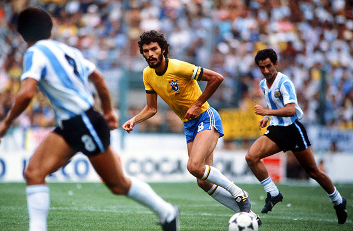 Sócrates thoát khỏi sự truy cản của Ossie Ardiles (Argentina) trong chiến thắng 3-1 của Brazil trước kình địch vùng Nam Mỹ ở vòng bảng thứ hai World Cup 1982. Diego Maradona nhận thẻ đỏ đầu tiên ở ĐTQG trong trận này. Sócrates thoát khỏi sự truy cản của Ossie Ardiles (Argentina) trong chiến thắng 3-1 của Brazil trước kình địch vùng Nam Mỹ ở vòng bảng thứ hai World Cup 1982. Diego Maradona nhận thẻ đỏ đầu tiên ở ĐTQG trong trận này.
