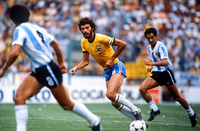 Sócrates thoát khỏi sự truy cản của Ossie Ardiles (Argentina) trong chiến thắng 3-1 của Brazil trước kình địch vùng Nam Mỹ ở vòng bảng thứ hai World Cup 1982. Diego Maradona nhận thẻ đỏ đầu tiên ở ĐTQG trong trận này. Sócrates thoát khỏi sự truy cản của Ossie Ardiles (Argentina) trong chiến thắng 3-1 của Brazil trước kình địch vùng Nam Mỹ ở vòng bảng thứ hai World Cup 1982. Diego Maradona nhận thẻ đỏ đầu tiên ở ĐTQG trong trận này.