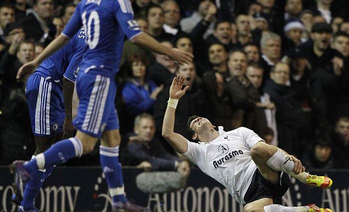 Mỗi bên đều bị thiệt hại vì chấn thương. Bên phía Tottenham là Gareth Bale, bên phía Chelsea là John Obi Mikel Mỗi bên đều bị thiệt hại vì chấn thương. Bên phía Tottenham là Gareth Bale, bên phía Chelsea là John Obi Mikel