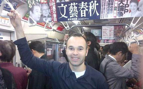 Iniesta đi ăn sushi Nhật bằng xe bus Iniesta đi ăn sushi Nhật bằng xe bus