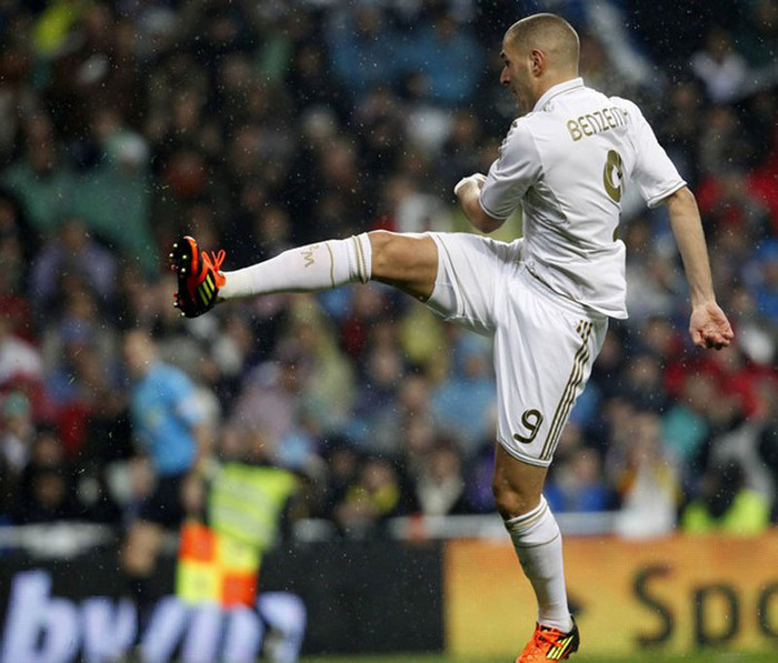 Mới phút thứ nhất, Victor Valdes đã mắc sai lầm để Benzema tận dụng Mới phút thứ nhất, Victor Valdes đã mắc sai lầm để Benzema tận dụng
