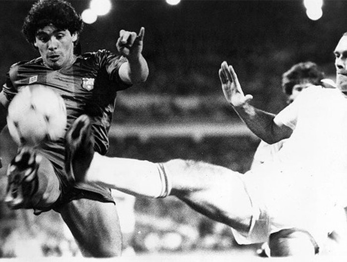 3. Diego Maradona (2/1984, Real 2-1 Barca): Ghi một bàn thắng kinh điển khi dốc bóng 50m, vượt qua thủ môn và nhẹ nhàng đánh lừa nốt một hậu vệ Real ngay trước cầu môn trống để ghi bàn. "Cậu bé Vàng" là danh thủ đầu tiên của Barca được khán giả Bernabeu tán thưởng sau trận đấu. 3. Diego Maradona (2/1984, Real 2-1 Barca): Ghi một bàn thắng kinh điển khi dốc bóng 50m, vượt qua thủ môn và nhẹ nhàng đánh lừa nốt một hậu vệ Real ngay trước cầu môn trống để ghi bàn. "Cậu bé Vàng" là danh thủ đầu tiên của Barca được khán giả Bernabeu tán thưởng sau trận đấu.