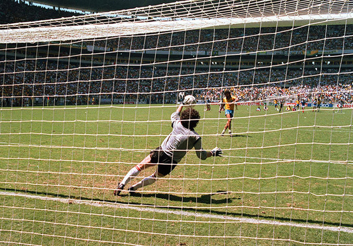 Thủ thành người Pháp Joël Bats cản phá thành công lượt sút luân lưu của Sócrates trong trận tứ kết World Cup 1986 giữa Brazil và Pháp. Pháp thắng 4-3 trên chấm 11m. Thủ thành người Pháp Joël Bats cản phá thành công lượt sút luân lưu của Sócrates trong trận tứ kết World Cup 1986 giữa Brazil và Pháp. Pháp thắng 4-3 trên chấm 11m.