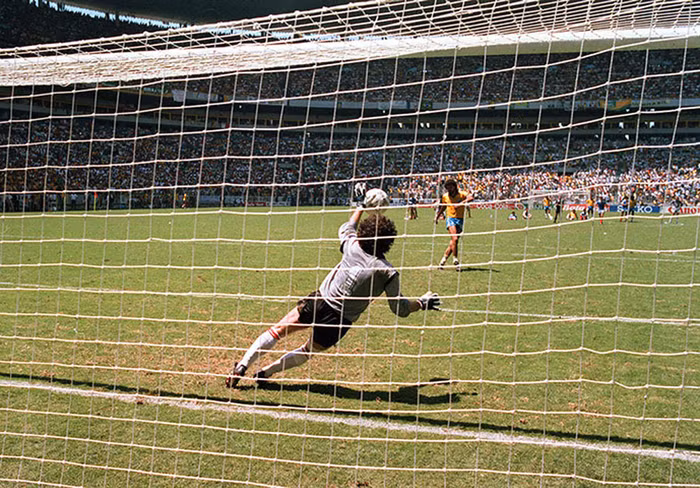 Thủ thành người Pháp Joël Bats cản phá thành công lượt sút luân lưu của Sócrates trong trận tứ kết World Cup 1986 giữa Brazil và Pháp. Pháp thắng 4-3 trên chấm 11m. Thủ thành người Pháp Joël Bats cản phá thành công lượt sút luân lưu của Sócrates trong trận tứ kết World Cup 1986 giữa Brazil và Pháp. Pháp thắng 4-3 trên chấm 11m.