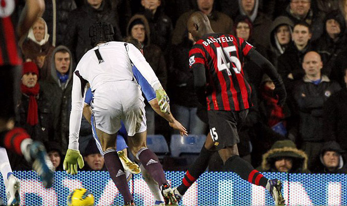 Mới phút thứ 2, Balotelli đã vượt qua Cech để mở tỷ số Mới phút thứ 2, Balotelli đã vượt qua Cech để mở tỷ số