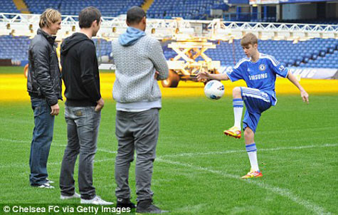 Justin Bieber khoác áo Chelsea và ghi một bàn vào lưới... Frank Lampard Justin Bieber khoác áo Chelsea và ghi một bàn vào lưới... Frank Lampard