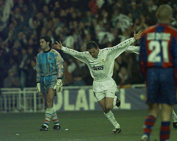 Pedrag Mijatovic chơi một trận El Clasico đáng nhớ trong sự nghiệp của chính anh. Cầu thủ người Nam Tư cũ phải thi đấu trong lúc con trai Andrea đang ốm nặng. Mijatovic đã dành tặng bàn thắng của mình cho cậu con trai. Pedrag Mijatovic chơi một trận El Clasico đáng nhớ trong sự nghiệp của chính anh. Cầu thủ người Nam Tư cũ phải thi đấu trong lúc con trai Andrea đang ốm nặng. Mijatovic đã dành tặng bàn thắng của mình cho cậu con trai.