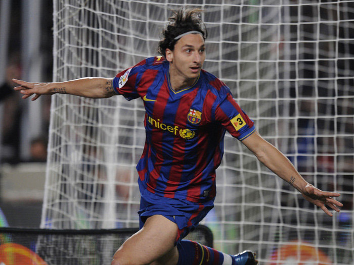 9. Zlatan Ibrahimovic (11/2009, Barca 1-0 Real): Ibra ghi bàn duy nhất giúp đội chủ sân Nou Camp chiến thắng trong trận đấu đầu tiên có sự góp mặt của các bản hợp đồng bom tấn bên phía Real, gồm Kaka, Xabi Alonso và Cristiano Ronaldo 9. Zlatan Ibrahimovic (11/2009, Barca 1-0 Real): Ibra ghi bàn duy nhất giúp đội chủ sân Nou Camp chiến thắng trong trận đấu đầu tiên có sự góp mặt của các bản hợp đồng bom tấn bên phía Real, gồm Kaka, Xabi Alonso và Cristiano Ronaldo