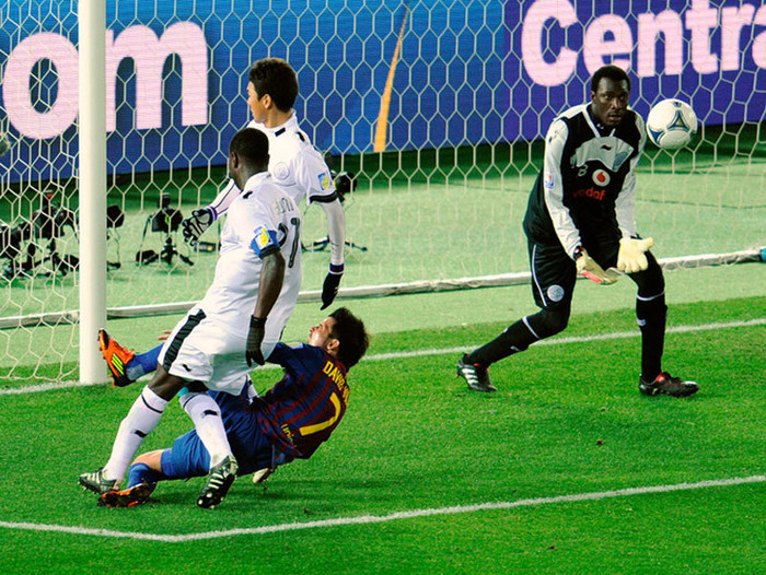 David Villa bị gãy chân trong một pha tranh chấp David Villa bị gãy chân trong một pha tranh chấp