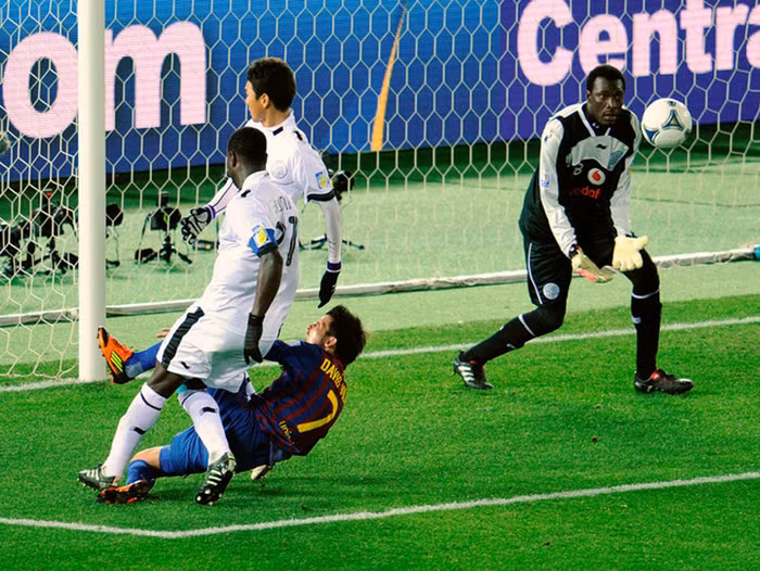 David Villa bị gãy chân trong một pha tranh chấp