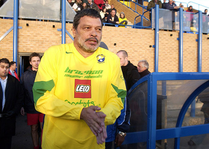 Sócrates chịu cảm lạnh trong lúc ra sân thi đấu cho Garforth Town (Yorkshire, Anh) vào năm 2004, ở tuổi 50 Sócrates chịu cảm lạnh trong lúc ra sân thi đấu cho Garforth Town (Yorkshire, Anh) vào năm 2004, ở tuổi 50