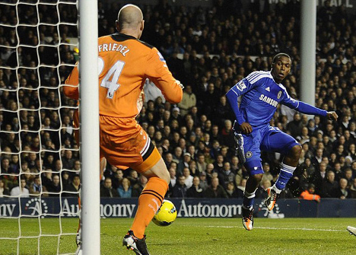 Nhưng phút 23, Daniel Sturridge đã tái lập thế quân bình ở White Hart Lane Nhưng phút 23, Daniel Sturridge đã tái lập thế quân bình ở White Hart Lane