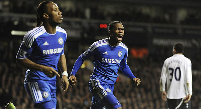 Pha ghi bàn đầy tranh cãi khi Ashley Cole đã để bóng chạm tay trước khi thực hiện đường chuyền quyết định Pha ghi bàn đầy tranh cãi khi Ashley Cole đã để bóng chạm tay trước khi thực hiện đường chuyền quyết định