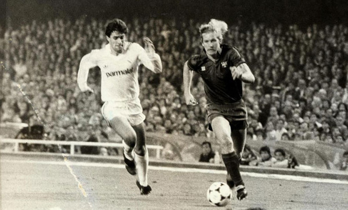 Bernd Schuster (phải) đưa Barcelona tới chiến thắng trước Real vào năm 1988. Cũng trong năm đó, Schuster đã phản Barca và chuyển tới Bernabeu.