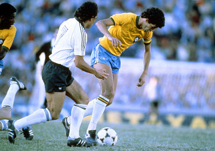 Sócrates đối đầu với Felix Magath của Tây Đức trong chiến thắng 4-1 của Brazil ở giải Copa de Oro tại Montevideo, Uruguay năm 1981 Sócrates đối đầu với Felix Magath của Tây Đức trong chiến thắng 4-1 của Brazil ở giải Copa de Oro tại Montevideo, Uruguay năm 1981