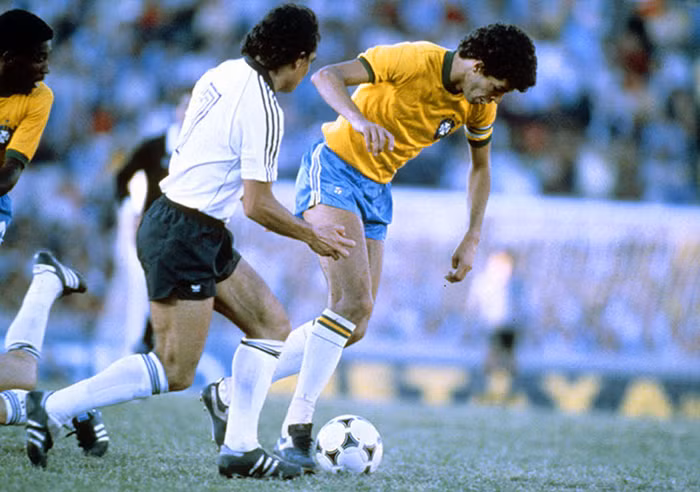Sócrates đối đầu với Felix Magath của Tây Đức trong chiến thắng 4-1 của Brazil ở giải Copa de Oro tại Montevideo, Uruguay năm 1981 Sócrates đối đầu với Felix Magath của Tây Đức trong chiến thắng 4-1 của Brazil ở giải Copa de Oro tại Montevideo, Uruguay năm 1981