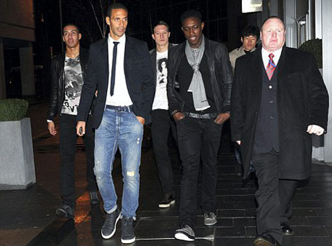 Từ trái sang phải: Chris Smalling, Rio Ferdinand, Phil Jones, Danny Welbeck và Park Ji-sung cùng với người giám sát