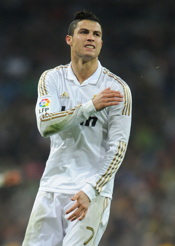Ronaldo lặng im nuối tiếc sau cú đánh đầu cận thành không trúng đích ở phút 65 Ronaldo lặng im nuối tiếc sau cú đánh đầu cận thành không trúng đích ở phút 65