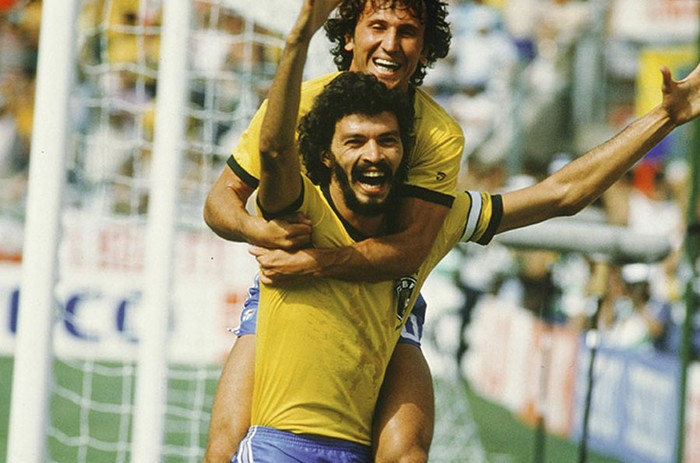 Sócrates ăn mừng bàn mở tỷ số của Zico trong trận đấu với Italia ở vòng bảng thứ hai World Cup 1982. Tuy nhiên một mình Paolo Rossi với 3 bàn thắng đã phủ mờ dàn sao của Brazil. Italia thắng chung cuộc 3-2 Sócrates ăn mừng bàn mở tỷ số của Zico trong trận đấu với Italia ở vòng bảng thứ hai World Cup 1982. Tuy nhiên một mình Paolo Rossi với 3 bàn thắng đã phủ mờ dàn sao của Brazil. Italia thắng chung cuộc 3-2