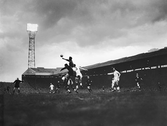 Milan 4-0 MU (1957-1958): MU đánh bại Milan 2-1 ở Old Trafford để tạo lợi thế cho trận lượt về, nhưng thay vào đó họ lại bị dẫm nát với 4 bàn trắng, dừng bước ở cúp châu Âu khi vào tới bán kết. Milan 4-0 MU (1957-1958): MU đánh bại Milan 2-1 ở Old Trafford để tạo lợi thế cho trận lượt về, nhưng thay vào đó họ lại bị dẫm nát với 4 bàn trắng, dừng bước ở cúp châu Âu khi vào tới bán kết.