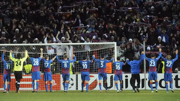 Các cầu thủ Victoria Plzen ăn mừng sau khi cầm hòa được Milan 2-2 Các cầu thủ Victoria Plzen ăn mừng sau khi cầm hòa được Milan 2-2