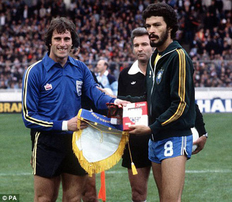 Socrates (phải) nổi danh ở World Cup 1982