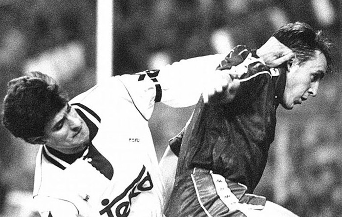 Không thỏa hiệp: Một trận El Clasico có tỷ số hòa không có nghĩa là hai bên sẽ hòa về mọi mặt. Michel (trái) gây sự với Ferrer sau trận đấu mùa 1990-1991. Không thỏa hiệp: Một trận El Clasico có tỷ số hòa không có nghĩa là hai bên sẽ hòa về mọi mặt. Michel (trái) gây sự với Ferrer sau trận đấu mùa 1990-1991.