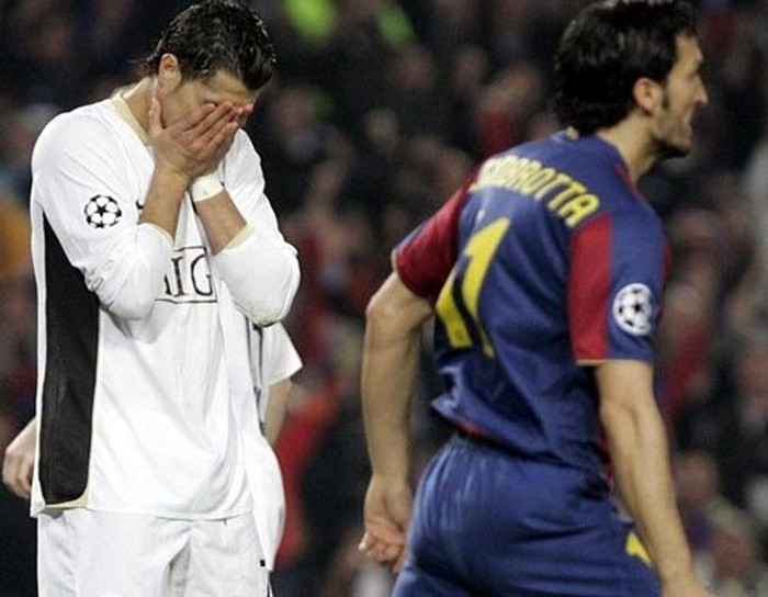 5. Barcelona 0-0 Manchester United, lượt đi bán kết Champions League 2008: Tính đến lúc này Ronaldo đã đối đầu Barcelona 13 lần nhưng chỉ ghi được có 3 bàn. Và đây là trận đấu mở đầu cho cơn khô hạn của anh trước gã khổng lồ xứ Catalan. Ronaldo bỏ lỡ một quả penalty và buộc Paul Scholes phải tung cú sút xa tuyệt đẹp ở lượt về để đưa MU vào chung kết. 5. Barcelona 0-0 Manchester United, lượt đi bán kết Champions League 2008: Tính đến lúc này Ronaldo đã đối đầu Barcelona 13 lần nhưng chỉ ghi được có 3 bàn. Và đây là trận đấu mở đầu cho cơn khô hạn của anh trước gã khổng lồ xứ Catalan. Ronaldo bỏ lỡ một quả penalty và buộc Paul Scholes phải tung cú sút xa tuyệt đẹp ở lượt về để đưa MU vào chung kết.