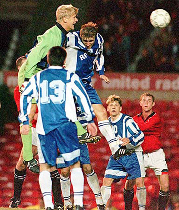 MU 2-2 Rotor Volgorad (1995): Tại UEFA Cup, MU phải thi đấu ngay ở vòng một trước Rotor Volgorad đến từ Nga. Bị cầm hòa ở Volgograd lạnh giá, MU bị dẫn trước 0-2 ngay trong hiệp 1 ở tổ ấm Old Trafford. 2 bàn thắng của Paul Scholes và Peter Schmeichel là quá muộn, Quỷ Đỏ bị loại bởi luật bàn thắng sân khách. MU 2-2 Rotor Volgorad (1995): Tại UEFA Cup, MU phải thi đấu ngay ở vòng một trước Rotor Volgorad đến từ Nga. Bị cầm hòa ở Volgograd lạnh giá, MU bị dẫn trước 0-2 ngay trong hiệp 1 ở tổ ấm Old Trafford. 2 bàn thắng của Paul Scholes và Peter Schmeichel là quá muộn, Quỷ Đỏ bị loại bởi luật bàn thắng sân khách.
