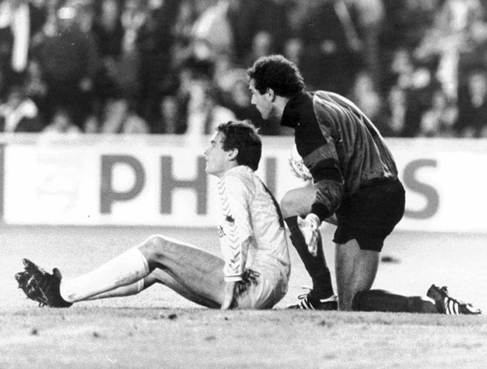 Zubizarreta (phải) khuyên giải Paco Llorente đứng dậy và tiếp tục thi đấu. Ngày hôm đó, Barca thất bại khi bị Hugo Sanchez và đặc biệt là người cũ Bernd Schuster chọc thủng lưới với tỷ số 2-1.