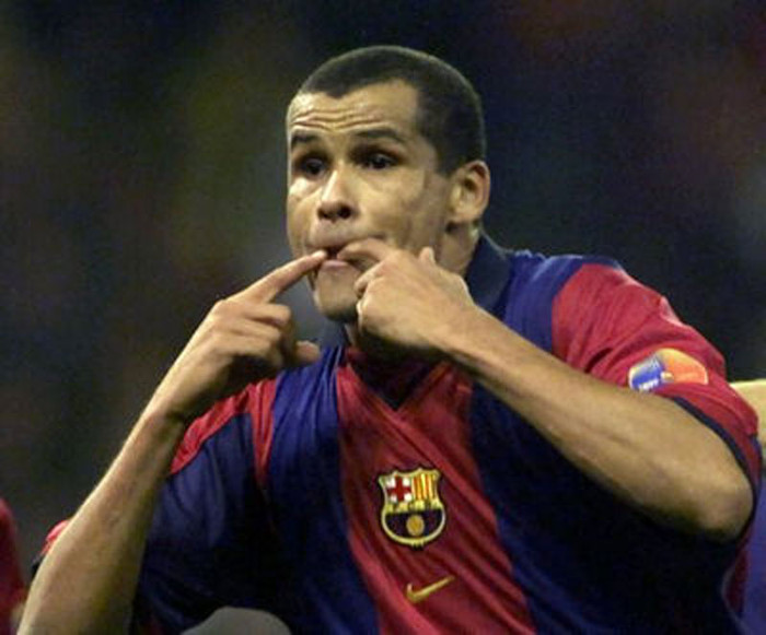 4. Rivaldo (9/2001, Real - Barca 2-2): Hai lần Real dẫn trước và hai lần Barca gỡ hòa đều nhờ công của Rivaldo, với bàn thắng thứ hai là một lỗi việt vị rõ ràng. 4. Rivaldo (9/2001, Real - Barca 2-2): Hai lần Real dẫn trước và hai lần Barca gỡ hòa đều nhờ công của Rivaldo, với bàn thắng thứ hai là một lỗi việt vị rõ ràng.