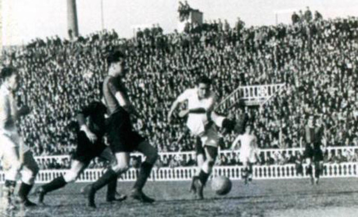 Rafael Morera Lopez (17/2/1929, Les Corts, Barcelona 1-2 Real Madrid): Lopez chính là người đặt những dấu ấn đầu tiên trong lịch sử của El Clasico. Với một cú đúp chia đều cho mỗi hiệp, tiền đạo này đã mang chiến thắng về cho Club Blanco. Rafael Morera Lopez (17/2/1929, Les Corts, Barcelona 1-2 Real Madrid): Lopez chính là người đặt những dấu ấn đầu tiên trong lịch sử của El Clasico. Với một cú đúp chia đều cho mỗi hiệp, tiền đạo này đã mang chiến thắng về cho Club Blanco.