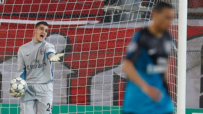 Vito Mannone, vào thay Fabianski vì chấn thương, bực tức sau bàn thắng của David Fuster